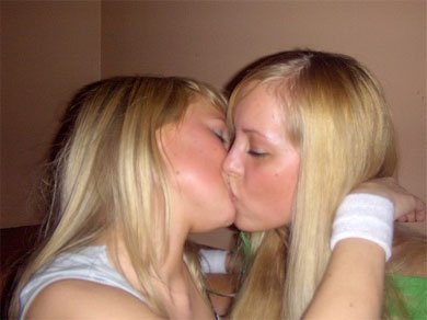 2 hot blondes kissing
